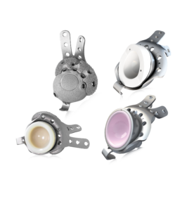 MRS-TITAN Comfort_Vorschau Vier Designvarianten der MRS-Titan Comfort Revisionspfanne, die die Vielzahl an zementfreien Kombinationsmöglichkeiten zwischen Revisionsschale und Augment zeigen. Metallische Augmente, individuell biegbarer kaudaler Haken, anatomisch vorgebogene Laschen sind gut zu sehen.