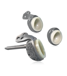 MRS-TITAN Standard und Maximum_Vorschau Drei verschiedene Pfannendesigns der MRS-Titan Standard und Maximum mit und ohne anatomische Lasche. Gut sichtbar die trabekuläre Oberflächenstruktur und des modularen Darmbeinzapfens