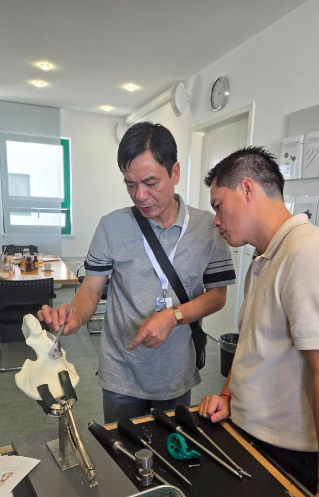 Dr. med. Viet Dung Nguyen, Leiter der Abteilung für Orthopädie und Traumatologie am Viet Tiep Friendship Hai Phong Hospital, Herrn Anh Dung Nguyen, Managing Director, und Herrn Viet Toi Le, Orthopädietechniker, von unserem Partner Hanoi IEC in Vietnam