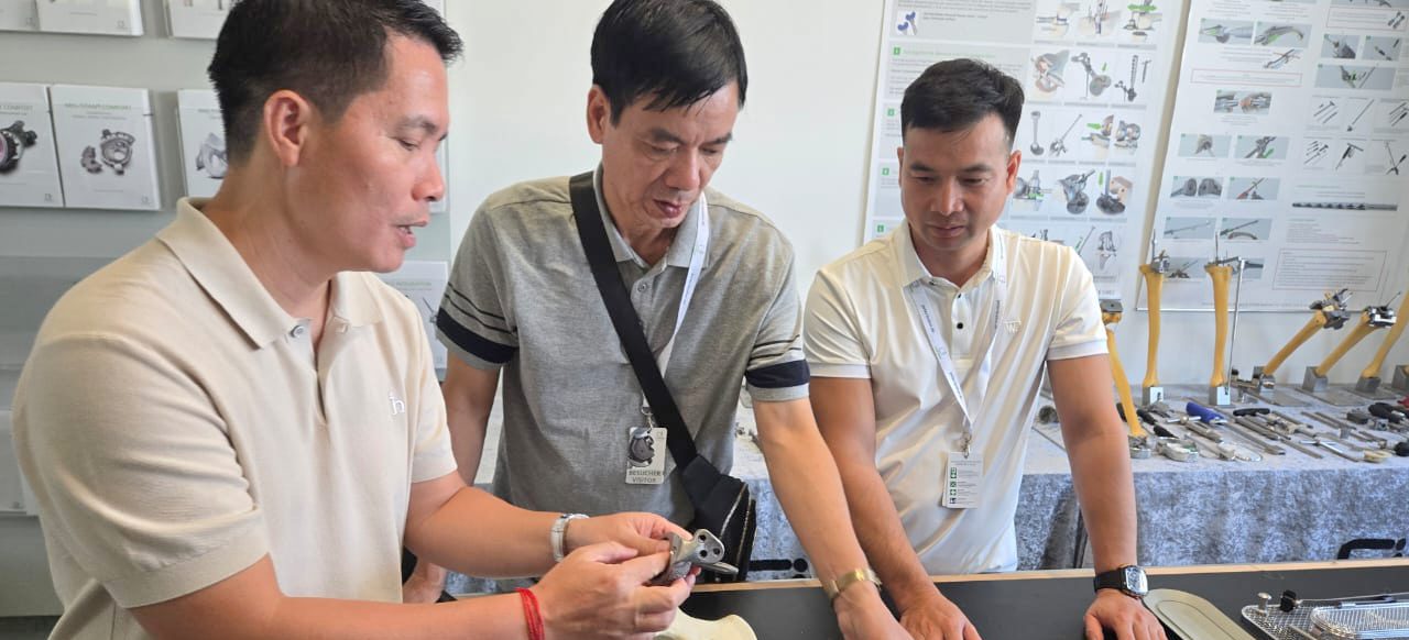Dr. med. Viet Dung Nguyen, Leiter der Abteilung für Orthopädie und Traumatologie am Viet Tiep Friendship Hai Phong Hospital, Herrn Anh Dung Nguyen, Managing Director, und Herrn Viet Toi Le, Orthopädietechniker, von unserem Partner Hanoi IEC in Vietnam
