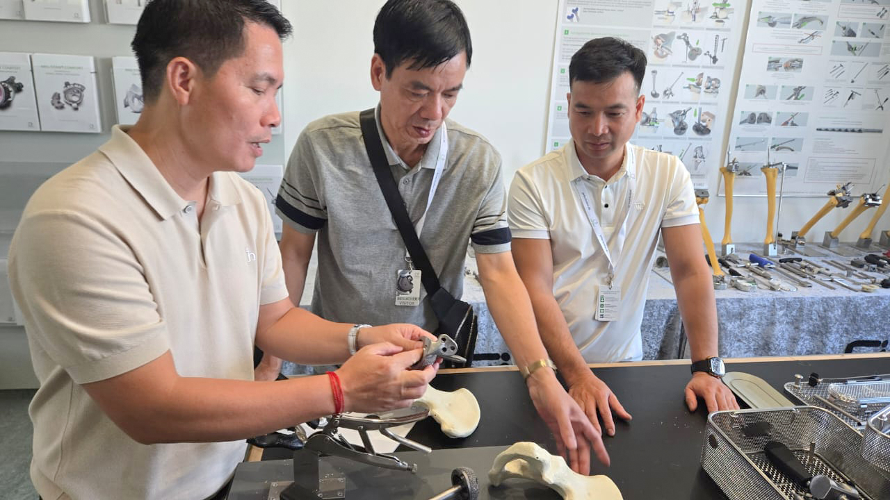 Dr. med. Viet Dung Nguyen, Leiter der Abteilung für Orthopädie und Traumatologie am Viet Tiep Friendship Hai Phong Hospital, Herrn Anh Dung Nguyen, Managing Director, und Herrn Viet Toi Le, Orthopädietechniker, von unserem Partner Hanoi IEC in Vietnam